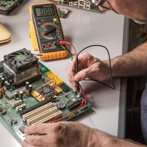 arreglar ordenadores reparando placa base