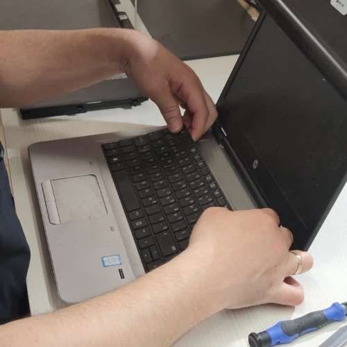 desmontar teclado portátil roto