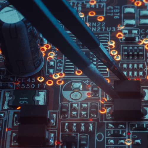 servicio técnico informático reparando componentes electrónicos