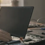 Instalando un nuevo panel de pantalla en un portátil abierto