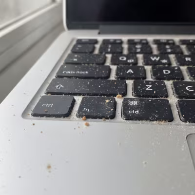 Suciedad: causa habitual en reparación del teclado de un ordenador portátil
