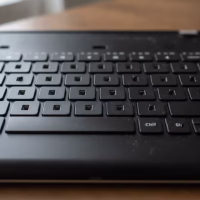 Remaches: causa habitual en reparación del teclado de un ordenador portátil