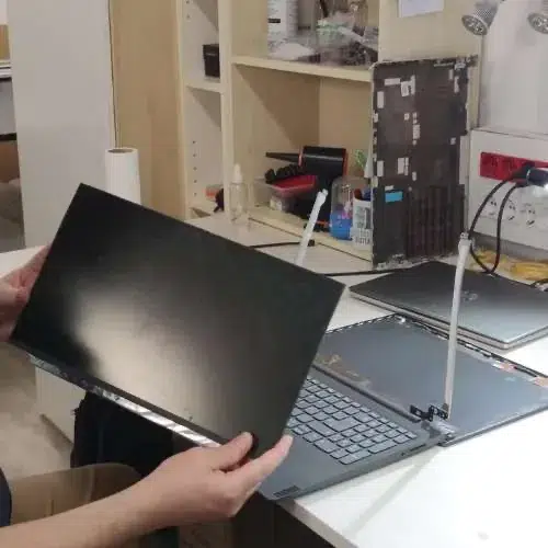 Panel de pantalla de portátil desmontado para leer su número de pieza
